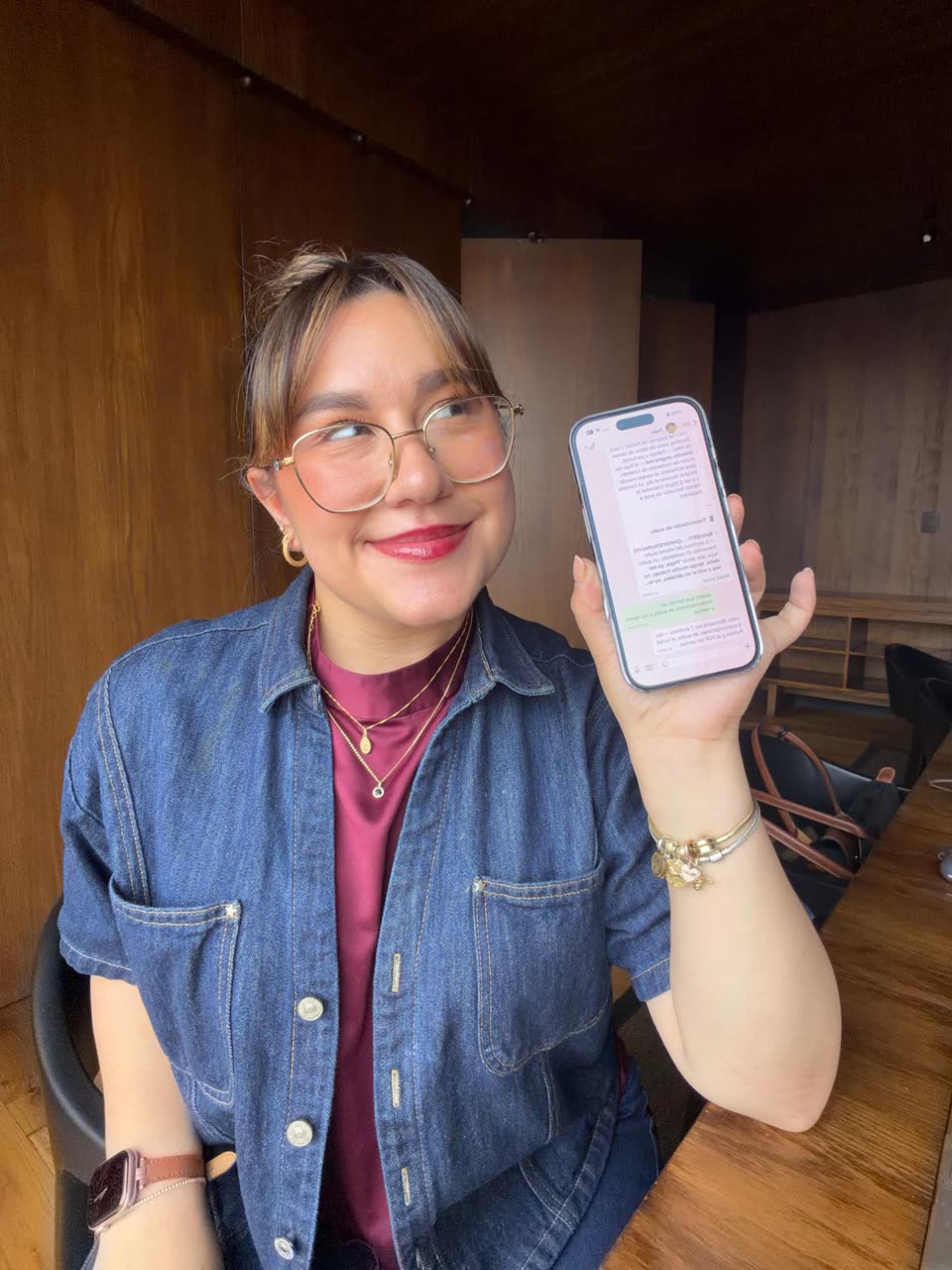 Majo Muñoz sonriendo y mostrando su celular